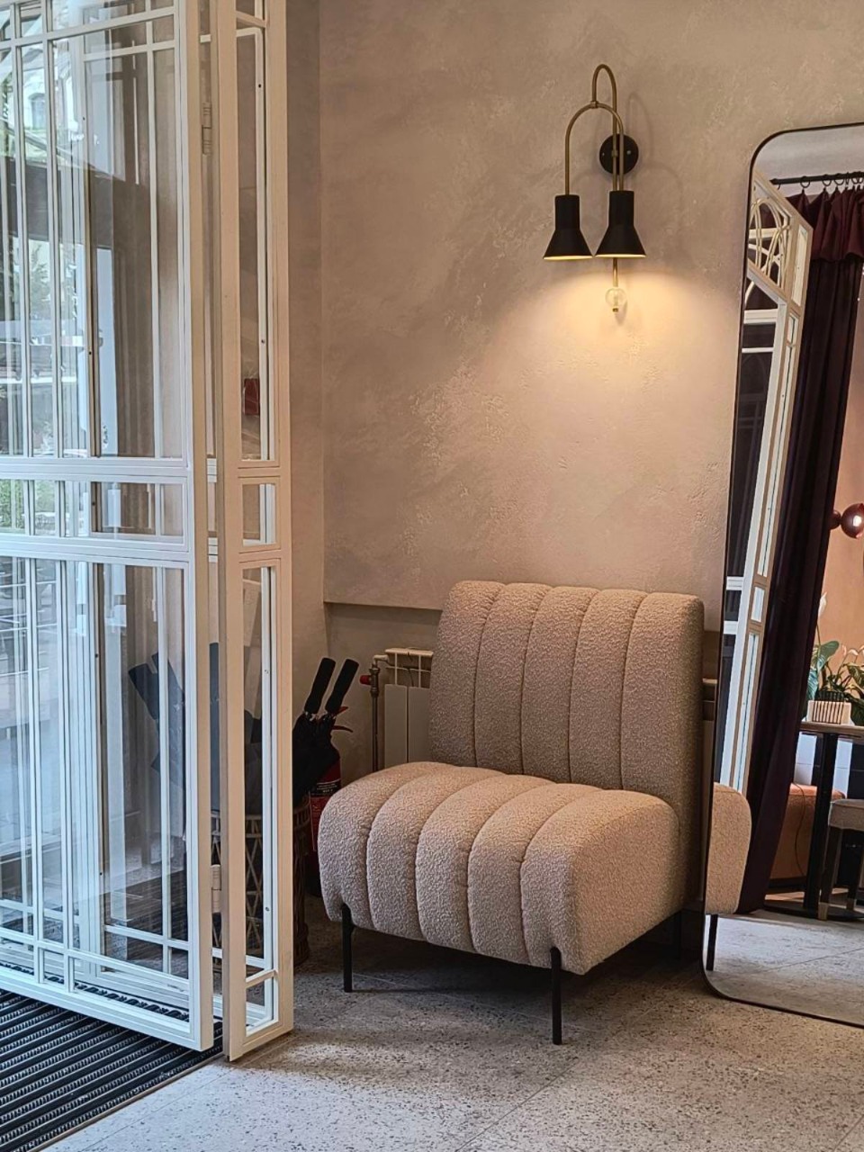 Зона очікування біля входу