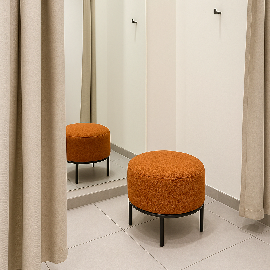 Зона примірки / очікування біля примірочних