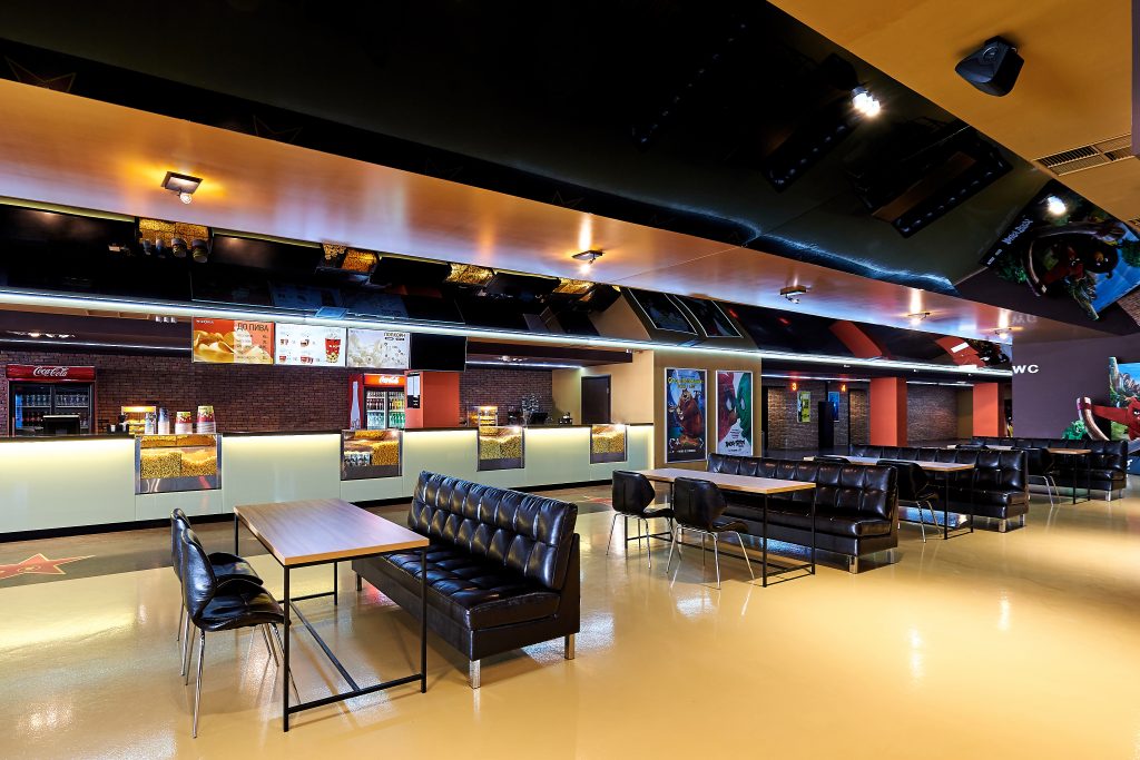 Зони перед кінотеатром